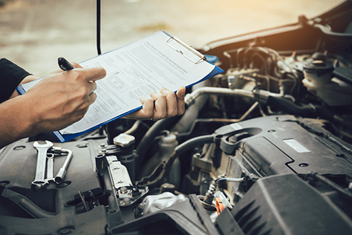 車のメンテナンスの画像
