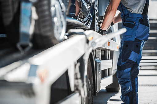 レッカー車と作業員の画像